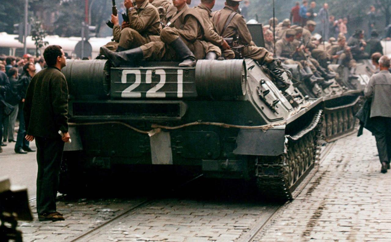 Sowjetische Truppen besetzen am 21. August 1968 mit Panzern Straßen in Prag Sowjetische Truppen besetzen am 21. August 1968 mit Panzern Straßen in Prag