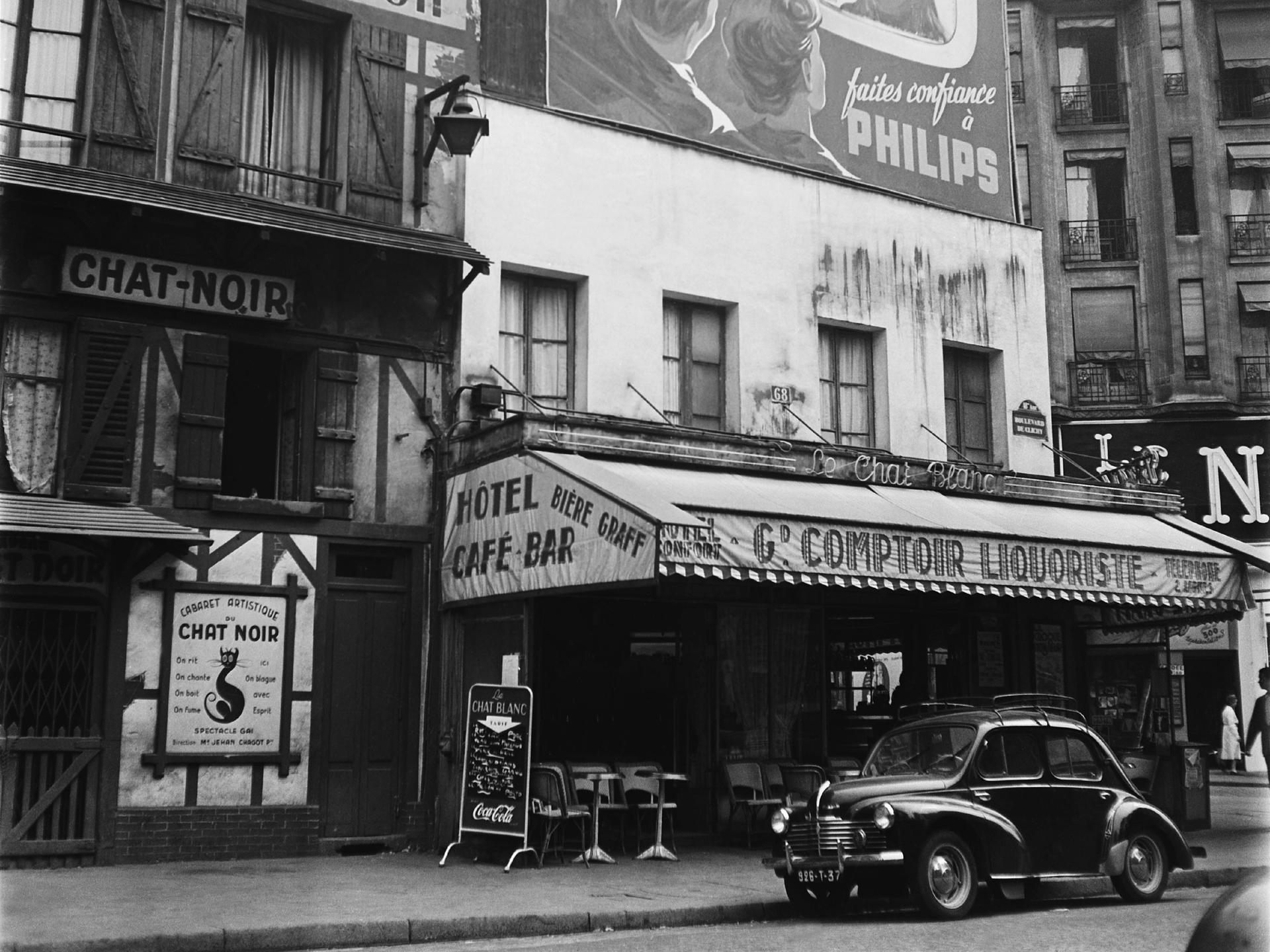 Eingang des Cabarets "Le Chat Noir"  in Paris in den 1950er-Jahren. 