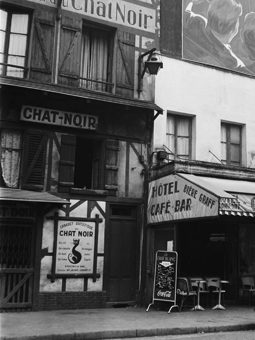 Eingang des Cabarets "Le Chat Noir"  in Paris in den 1950er-Jahren. 