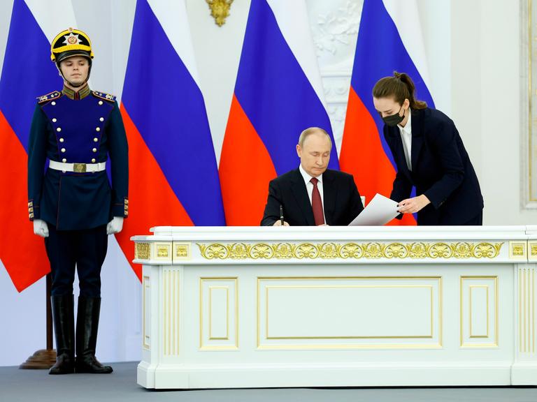 Der russische Präsident Wladimir Putin bei der Zeremonie zur Unterzeichnung der Verträge über den Beitritt von vier Regionen der Ukraine zu Russland am 30. September 2022. 