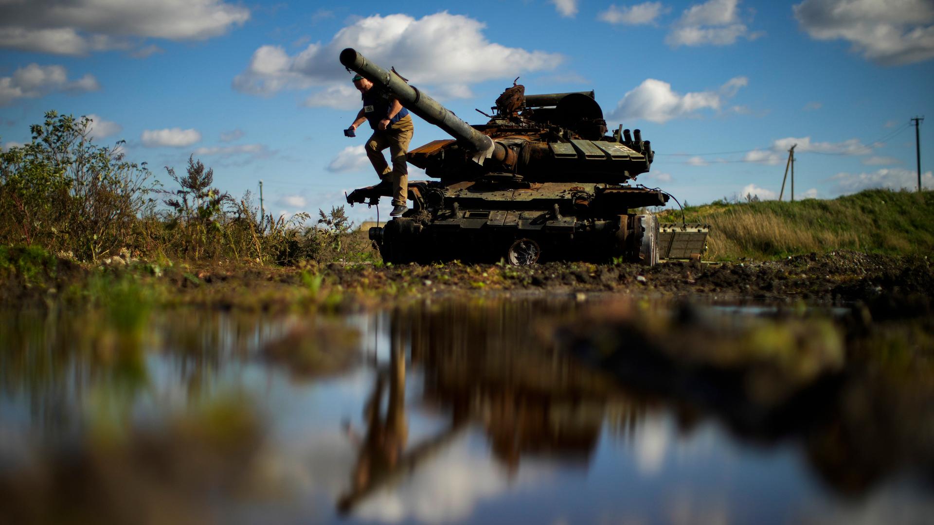 Ein zerstörter russischer Panzer in der Ukraine - Bild eines Pressefotografen 