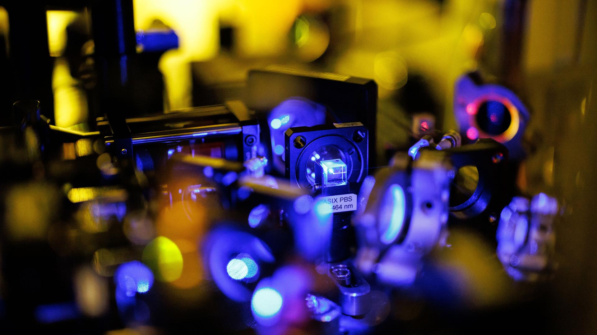 Ein Strahlteiler für einen Quantensimulator im Strontium-Labor im Max-Planck-Institut für Quantenoptik: Das Bundeswirtschaftsministerium fördert die praxisnahe Entwicklung und Anwendungen von Quantentechnologien und Quantencomputing mit 878 Millionen Euro. Ein Strahlteiler für einen Quantensimulator im Strontium-Labor im Max-Planck-Institut für Quantenoptik: Das Bundeswirtschaftsministerium fördert die praxisnahe Entwicklung und Anwendungen von Quantentechnologien und Quantencomputing mit 878 Millionen Euro.
