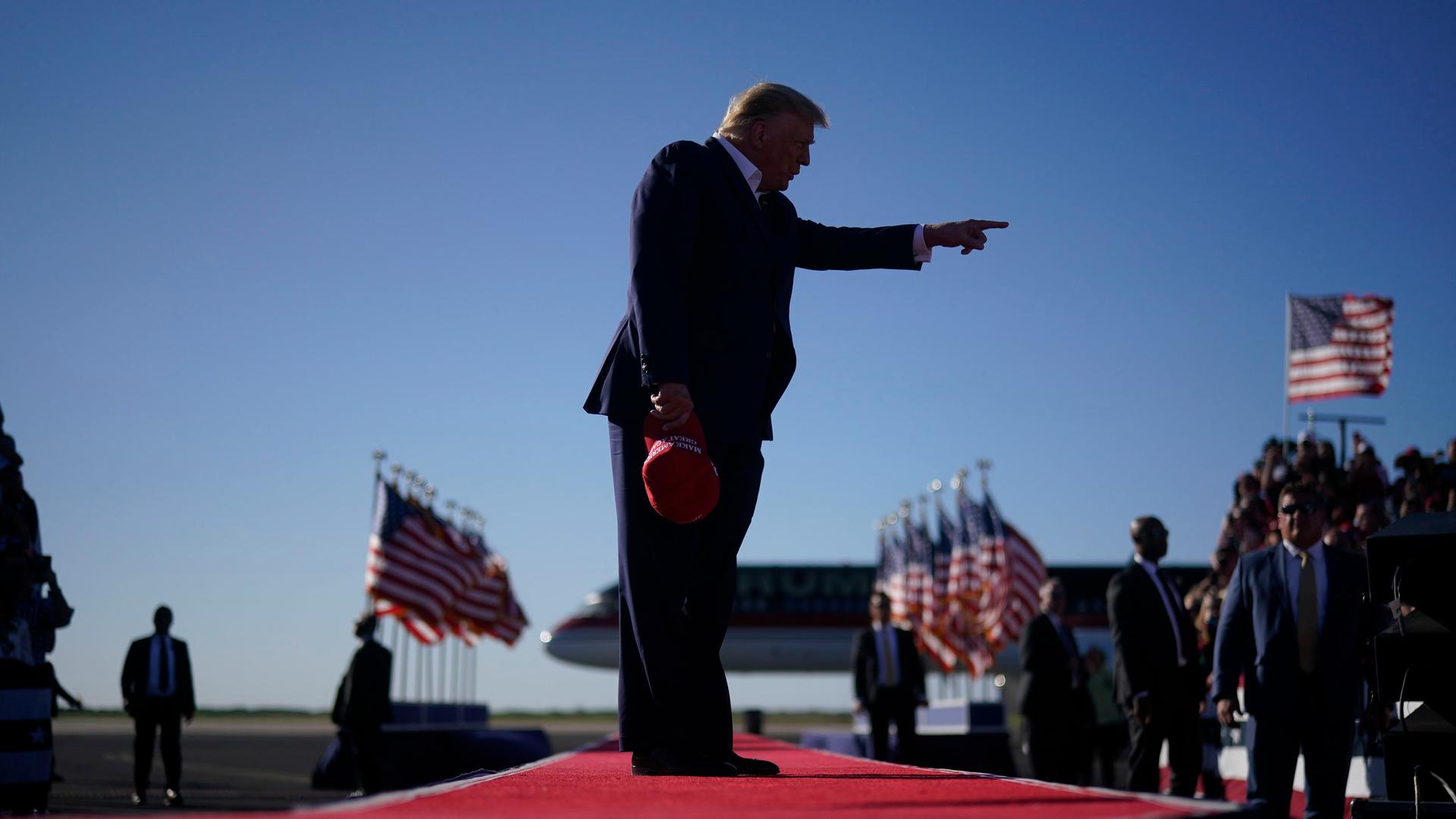 Die Silhouette von Donald Trump bei der Ankunft zu einer Wahlkampfveranstaltung auf einem roten Teppich am Waco Regional Airport in Waco, Texas. Die Silhouette von Donald Trump bei der Ankunft zu einer Wahlkampfveranstaltung auf einem roten Teppich am Waco Regional Airport in Waco, Texas.