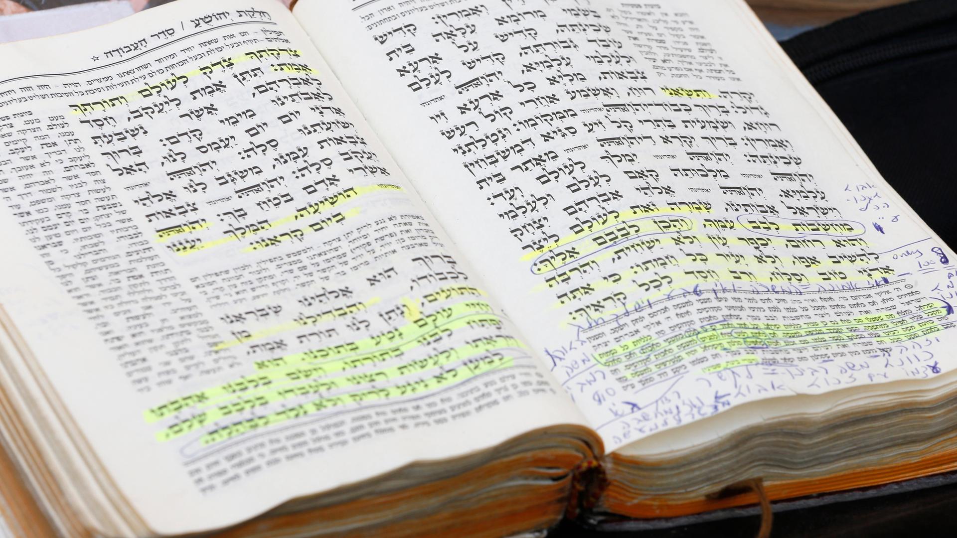 Eine Seite aus dem Talmud mit Hervorhebungen und Anmerkungen. Eine Seite aus dem Talmud mit Hervorhebungen und Anmerkungen.