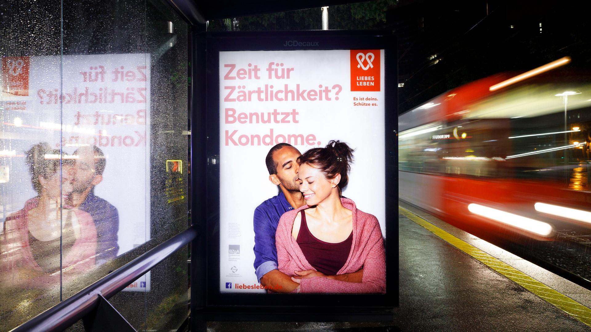 Eine Werbekampagne der Bundeszentrale für gesundheitliche Aufklärung (BZgA) zum Thema Kondome an einem Bahnhof in Köln. Eine Werbekampagne der Bundeszentrale für gesundheitliche Aufklärung (BZgA) zum Thema Kondome an einem Bahnhof in Köln.
