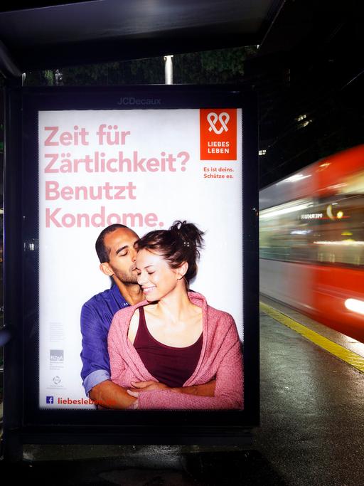 Eine Werbekampagne der Bundeszentrale für gesundheitliche Aufklärung (BZgA) zum Thema Kondome an einem Bahnhof in Köln.