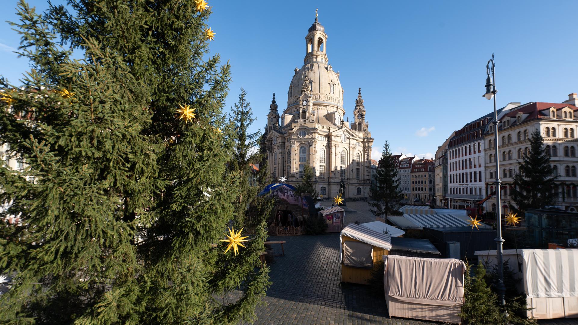 Geschlossene Buden des Historischen Weihnachtsmarktes stehen vor der Frauenkirche auf dem Neumarkt. 