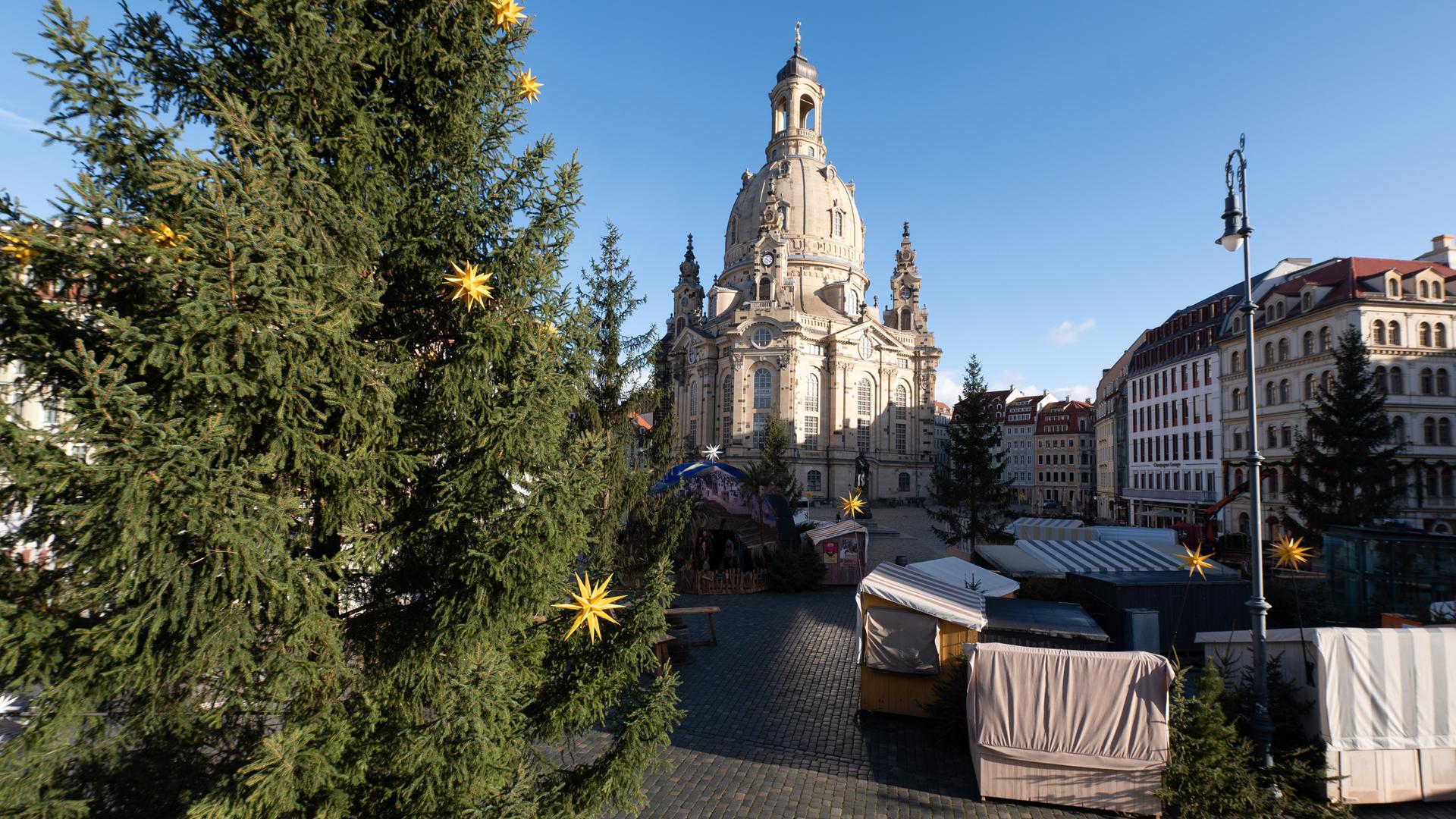 Geschlossene Buden des Historischen Weihnachtsmarktes stehen vor der Frauenkirche auf dem Neumarkt. Geschlossene Buden des Historischen Weihnachtsmarktes stehen vor der Frauenkirche auf dem Neumarkt.