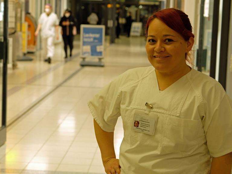 Krankenpflegerin Aranis posiert in der Charité in Berlin für ein Foto.