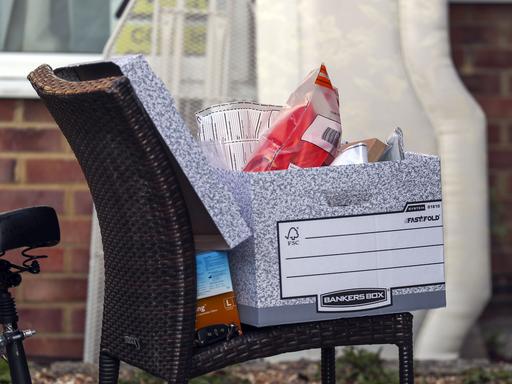 Auf einem Stuhl steht eine Kiste mit sichergestellten Beweise. Auf einem Stuhl steht eine Kiste mit sichergestellten Beweise.