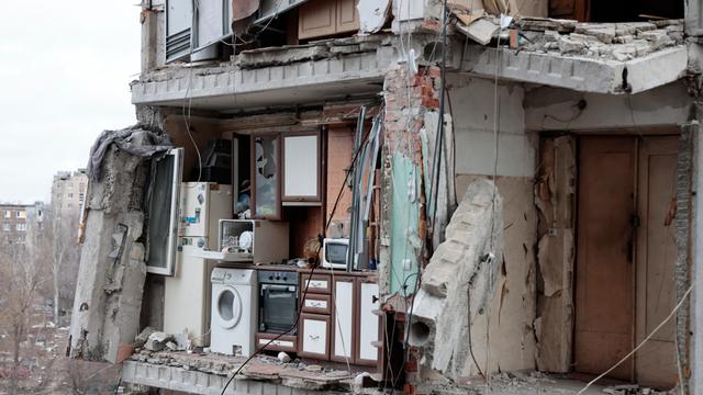 Das Foto zeigt ein zerstörtes Gebäude in Mariupol