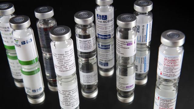 Viele Impfstoffe stehen in kleinen Glas-Flaschen nebeneinander.