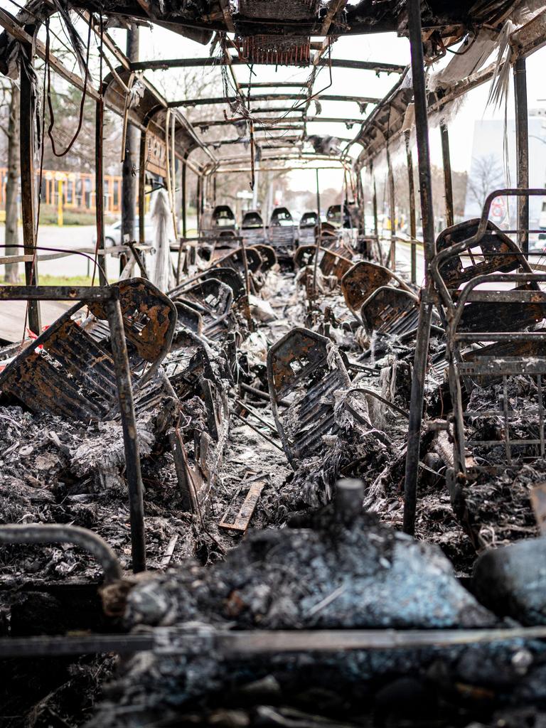 Innenansicht eines komplett ausgebrannten Reisebusses