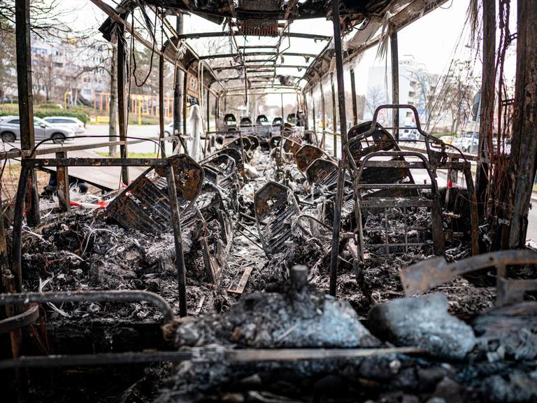 Innenansicht eines komplett ausgebrannten Reisebusses