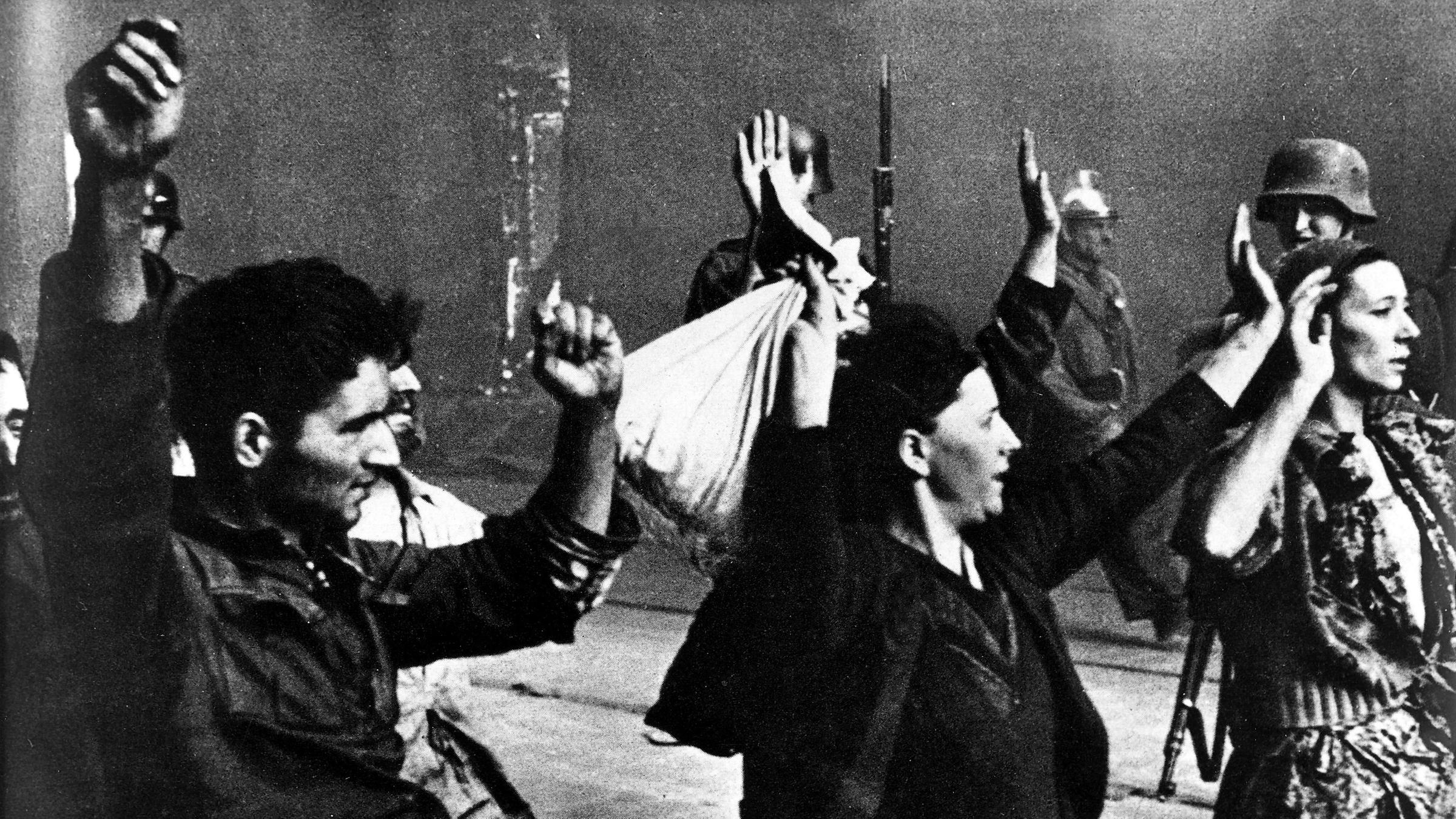 Historische Aufnahme von einem Mann und zwei Frauen mit erhobenen Armen...</p>

                        <a href=
