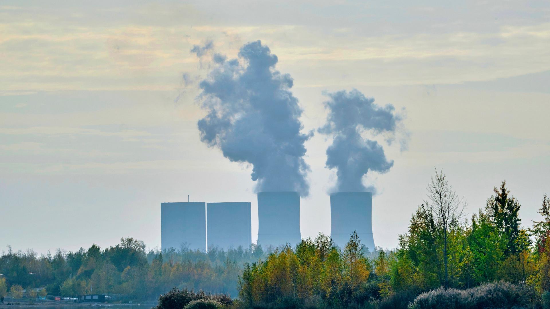 Naherholungsgebiet Störmthaler See bei Leipzig im Abendlicht, hinten das Braunkohlekraftwerk Lippendorf. Naherholungsgebiet Störmthaler See bei Leipzig im Abendlicht, hinten das Braunkohlekraftwerk Lippendorf.