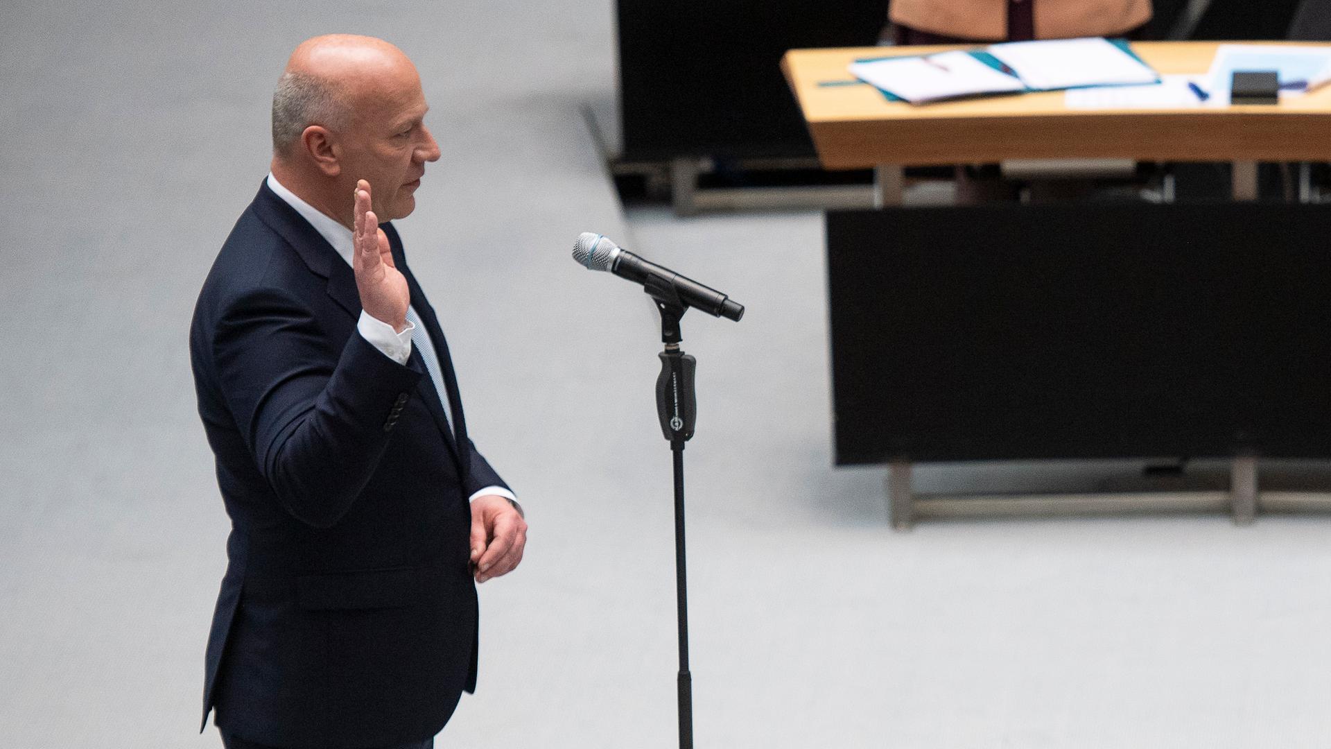 Das Foto zeigt den neuen regierenden Bürger-Meister von Berlin. Er heißt Kai Wegner. Das Foto zeigt den neuen regierenden Bürger-Meister von Berlin. Er heißt Kai Wegner.