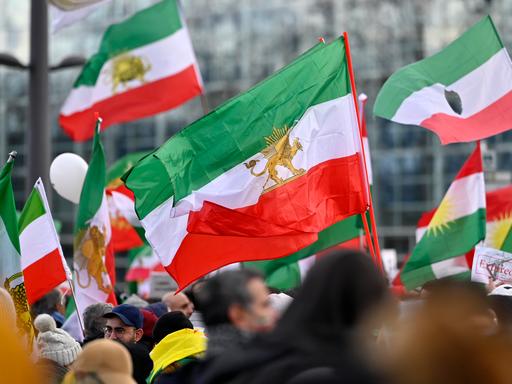 Menschen nehmen an einer Kundgebung gegen das iranische Regime vor dem Europäischen Parlament in Straßburg teil. 