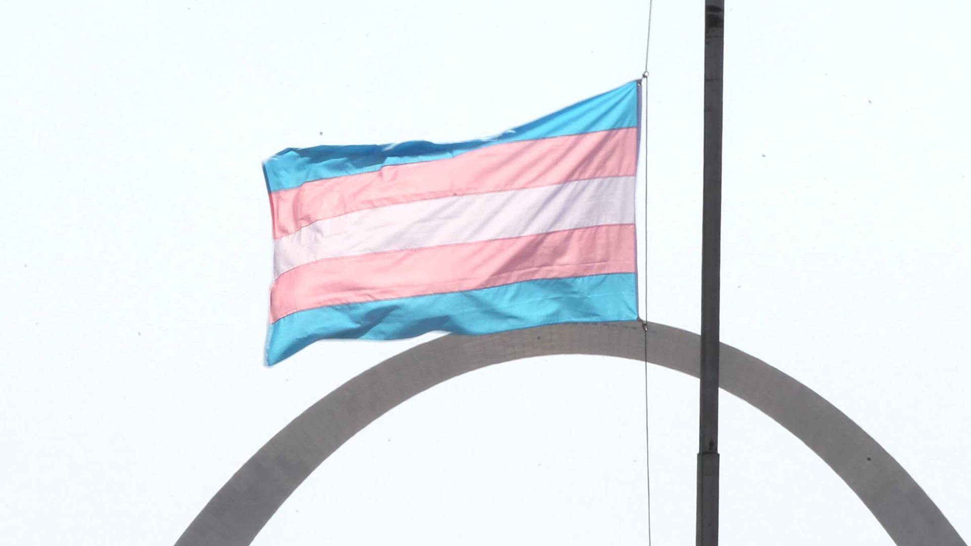 Eine transgender Flagge in der amerikanischen Metropole St. Louis.