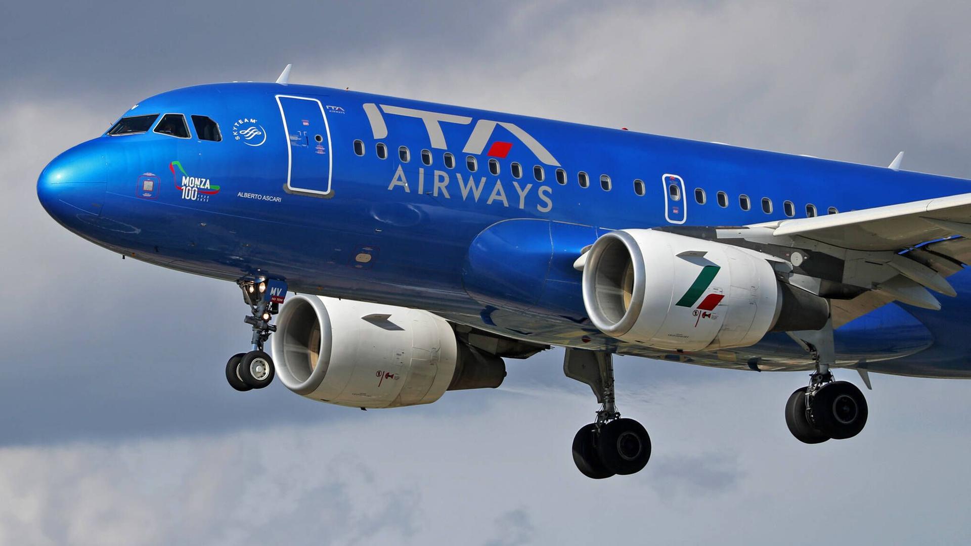 Eine Ita-Airways-Maschine in der Luft. Eine Ita-Airways-Maschine in der Luft.