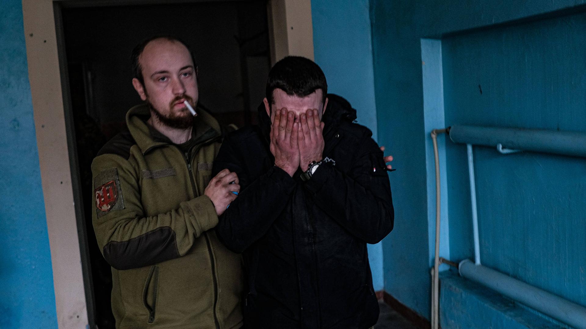 Ein ukrainischer Sanitäter führt einen Soldaten am 28.12.22 aus einer Klinik an der Front in Bachmut, 28.12.22 in Bachmut Ein ukrainischer Sanitäter führt einen Soldaten am 28.12.22 aus einer Klinik an der Front in Bachmut, 28.12.22 in Bachmut