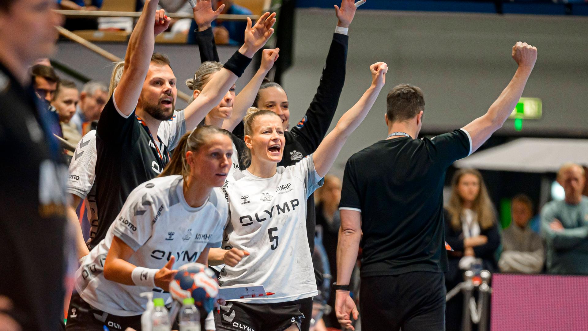 Die Spielerinnen der SG BBM Bietigeim und Co-Trainer Frederick Griesbach bejubeln einen Treffer im Spiel gegen Herning-Ikast. Die Spielerinnen der SG BBM Bietigeim und Co-Trainer Frederick Griesbach bejubeln einen Treffer im Spiel gegen Herning-Ikast.