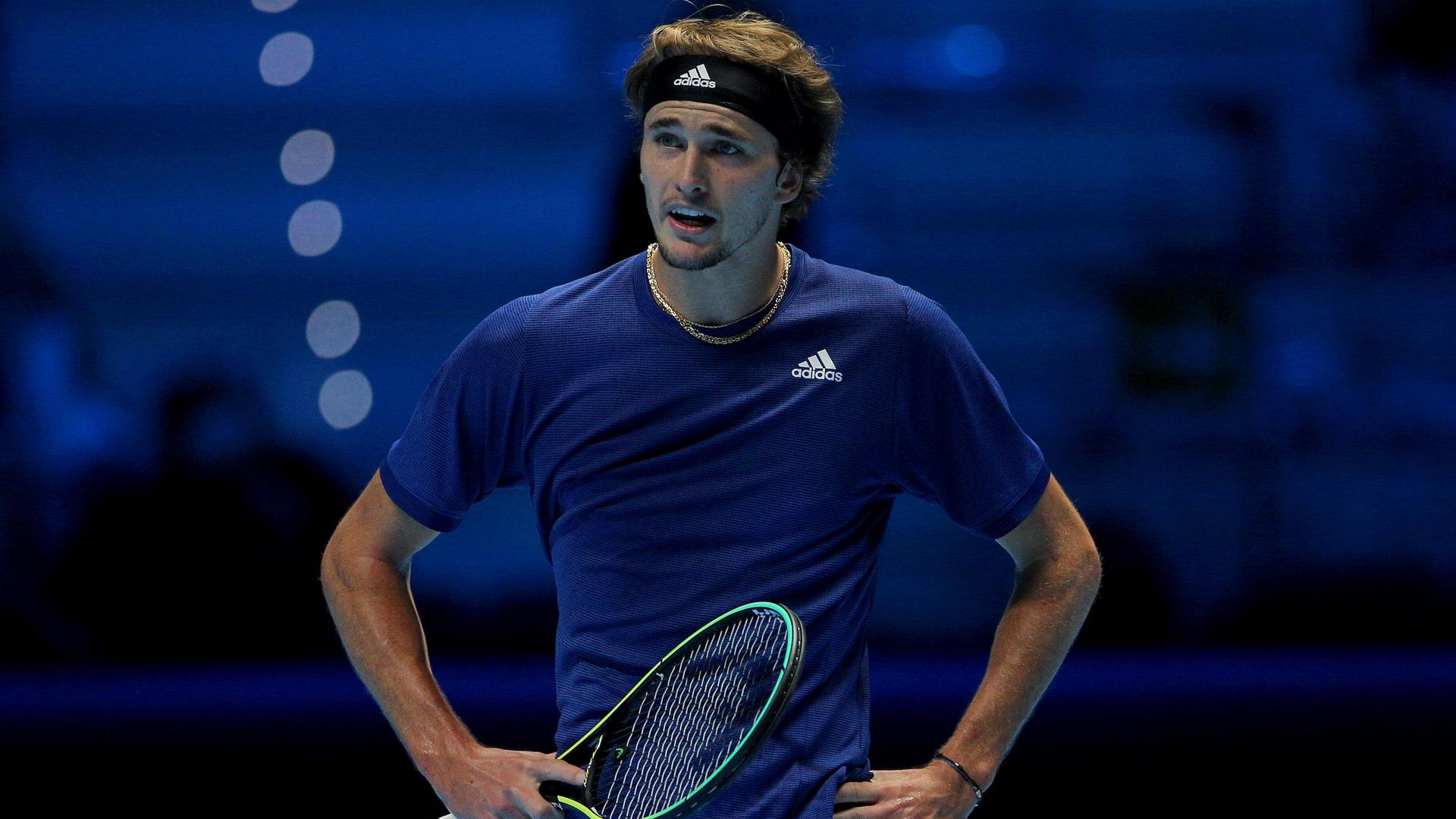 Alexander Zverev hält einen Tennis-Schläger in der Hand. Alexander Zverev hält einen Tennis-Schläger in der Hand.