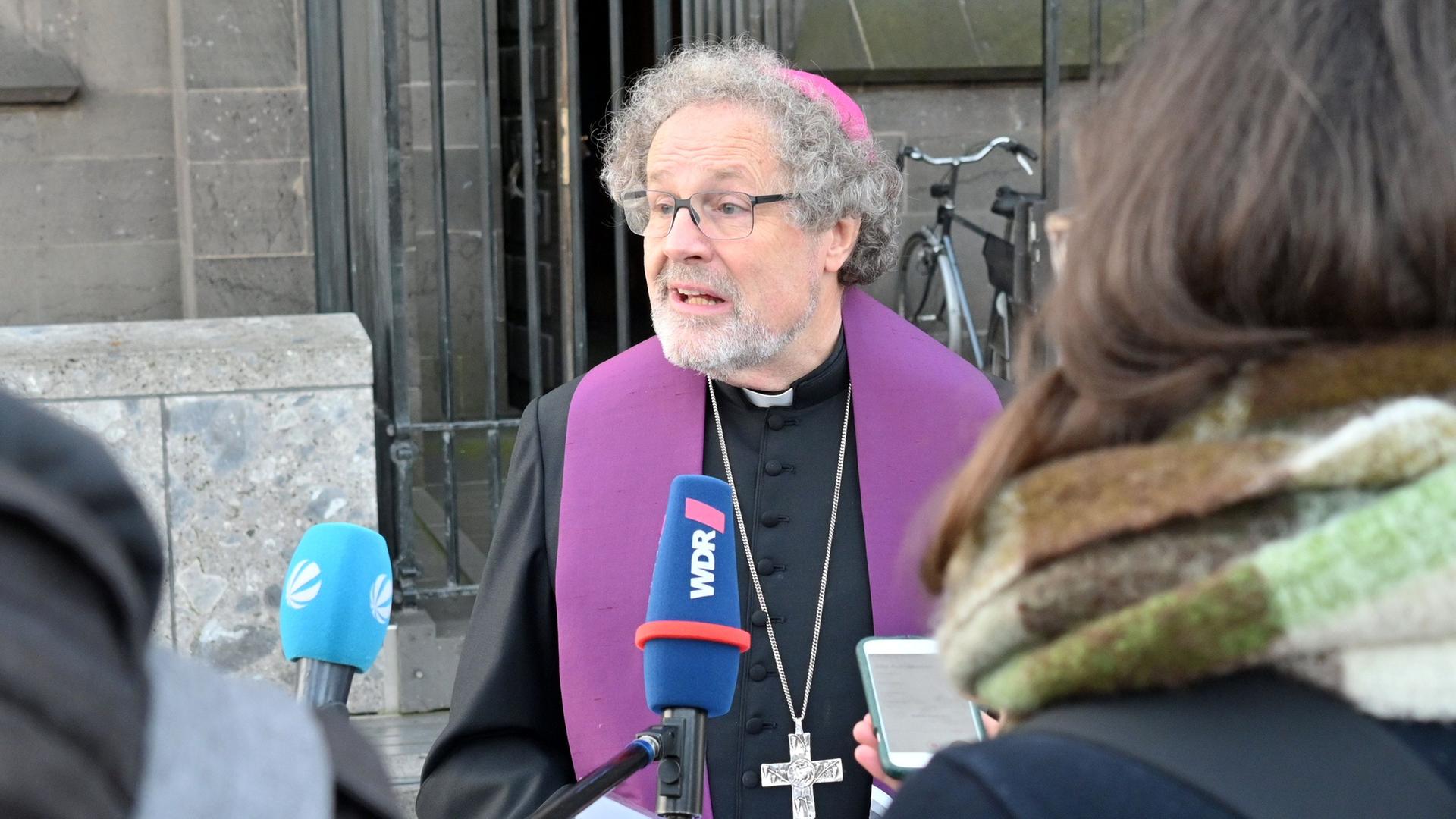 Der Kölner Weihbischof Steinhäuser äußert sich am 18.11.2021 vor dem Kölner Dom nach einem Bußgottesdienst für die Missbrauchsopfer in seinem Erzbistum. Der Kölner Weihbischof Steinhäuser äußert sich am 18.11.2021 vor dem Kölner Dom nach einem Bußgottesdienst für die Missbrauchsopfer in seinem Erzbistum.