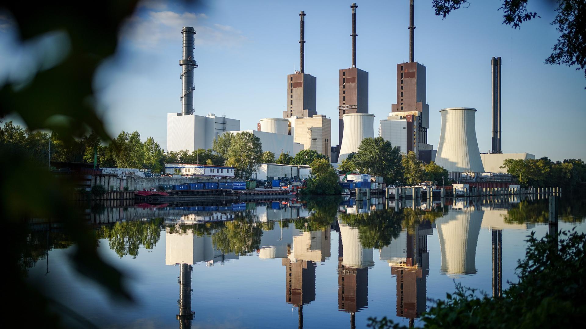 Erdgasbetriebenes Heizkraftwerk in Berlin-Lichterfelde Anfang August 2022. Das Kraftwerk des Konzerns Vattenfall versorgt rund 100.000 Haushalte mit Strom und Fernwärme.