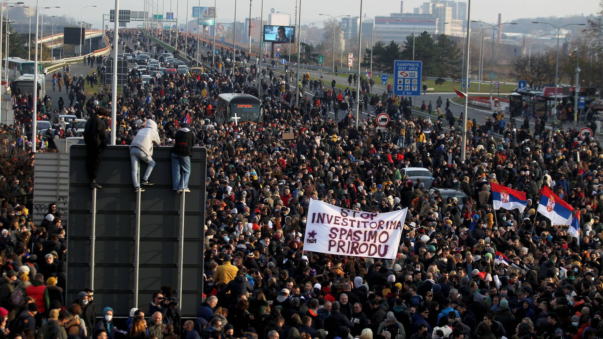 Anti-Regierungs-Demonstranten blockieren die Brücke Gazela in Belgrad an der Autobahn E-75 und demonstrieren gegen das anglo-australische Unternehmen Rio Tinto, das Lithium im Land abbauen will (04.12.2021) Anti-Regierungs-Demonstranten blockieren die Brücke Gazela in Belgrad an der Autobahn E-75 und demonstrieren gegen das anglo-australische Unternehmen Rio Tinto, das Lithium im Land abbauen will (04.12.2021)