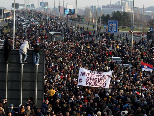 Anti-Regierungs-Demonstranten blockieren die Brücke Gazela in Belgrad an der Autobahn E-75 und demonstrieren gegen das anglo-australische Unternehmen Rio Tinto, das Lithium im Land abbauen will (04.12.2021)