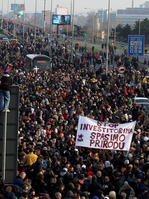 Anti-Regierungs-Demonstranten blockieren die Brücke Gazela in Belgrad an der Autobahn E-75 und demonstrieren gegen das anglo-australische Unternehmen Rio Tinto, das Lithium im Land abbauen will (04.12.2021)