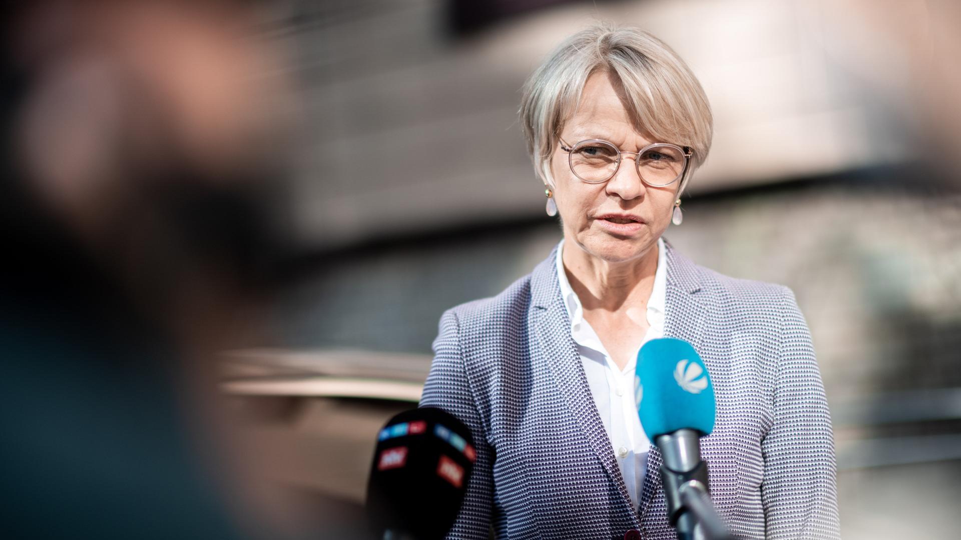 Schulministerin Dorothee Feller (CDU) bei einem Fernsehinterview vor einer Schule über die Vorbereitungen fürs kommende Schuljahr 2022/23 Schulministerin Dorothee Feller (CDU) bei einem Fernsehinterview vor einer Schule über die Vorbereitungen fürs kommende Schuljahr 2022/23