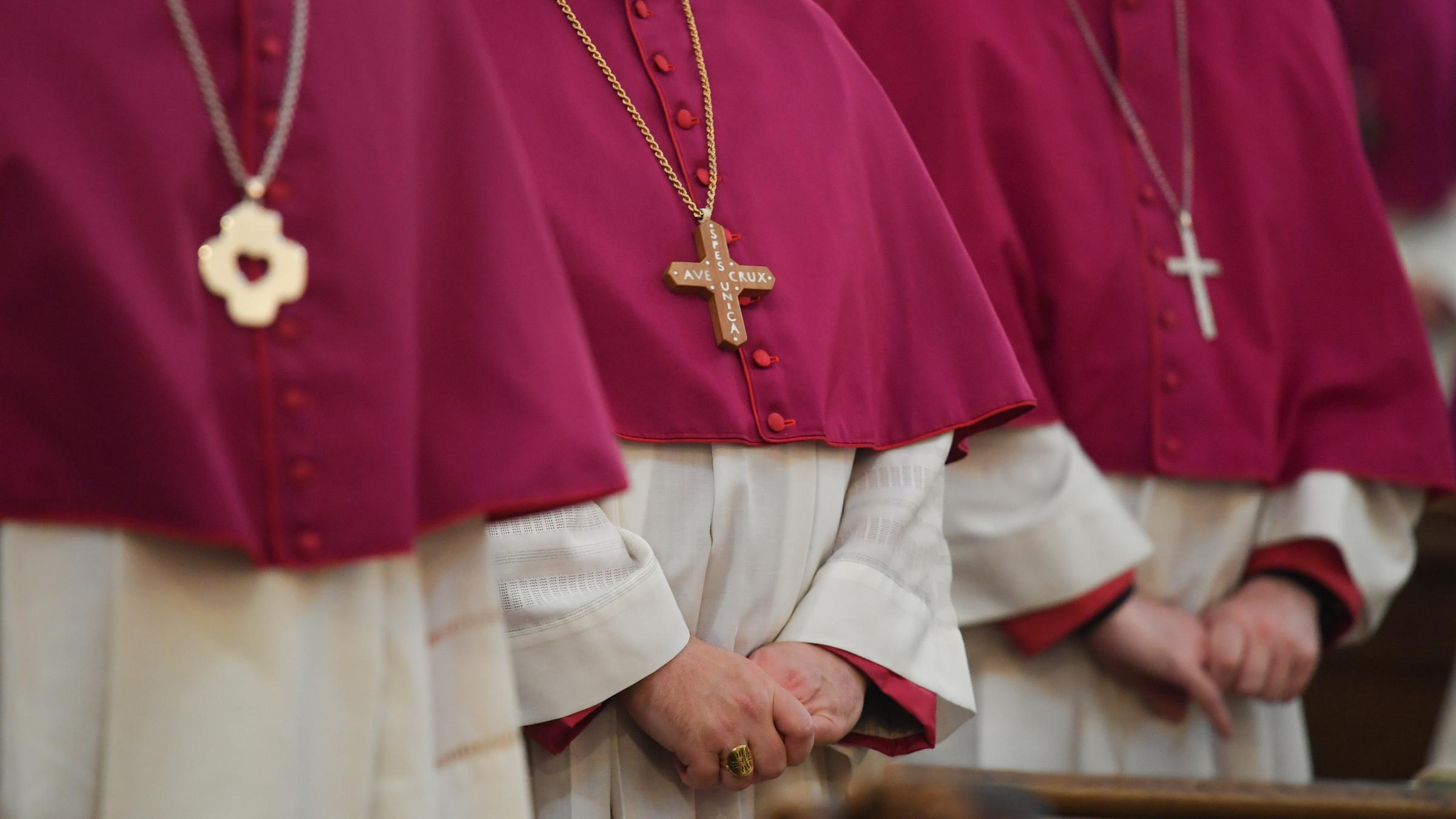 Mitglieder der Deutschen Bischofskonferenz nehmen am Eröffnungsgottesdienst der Herbstvollversammlung der Deutschen Bischofskonferenz im Fuldaer Dom teil. Bei dem dreitägigen Treffen steht der Reformprozess unter dem Stichwort "Synodaler Weg" im Fokus.