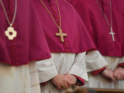 Mitglieder der Deutschen Bischofskonferenz nehmen am Eröffnungsgottesdienst der Herbstvollversammlung der Deutschen Bischofskonferenz im Fuldaer Dom teil. Bei dem dreitägigen Treffen steht der Reformprozess unter dem Stichwort "Synodaler Weg" im Fokus.