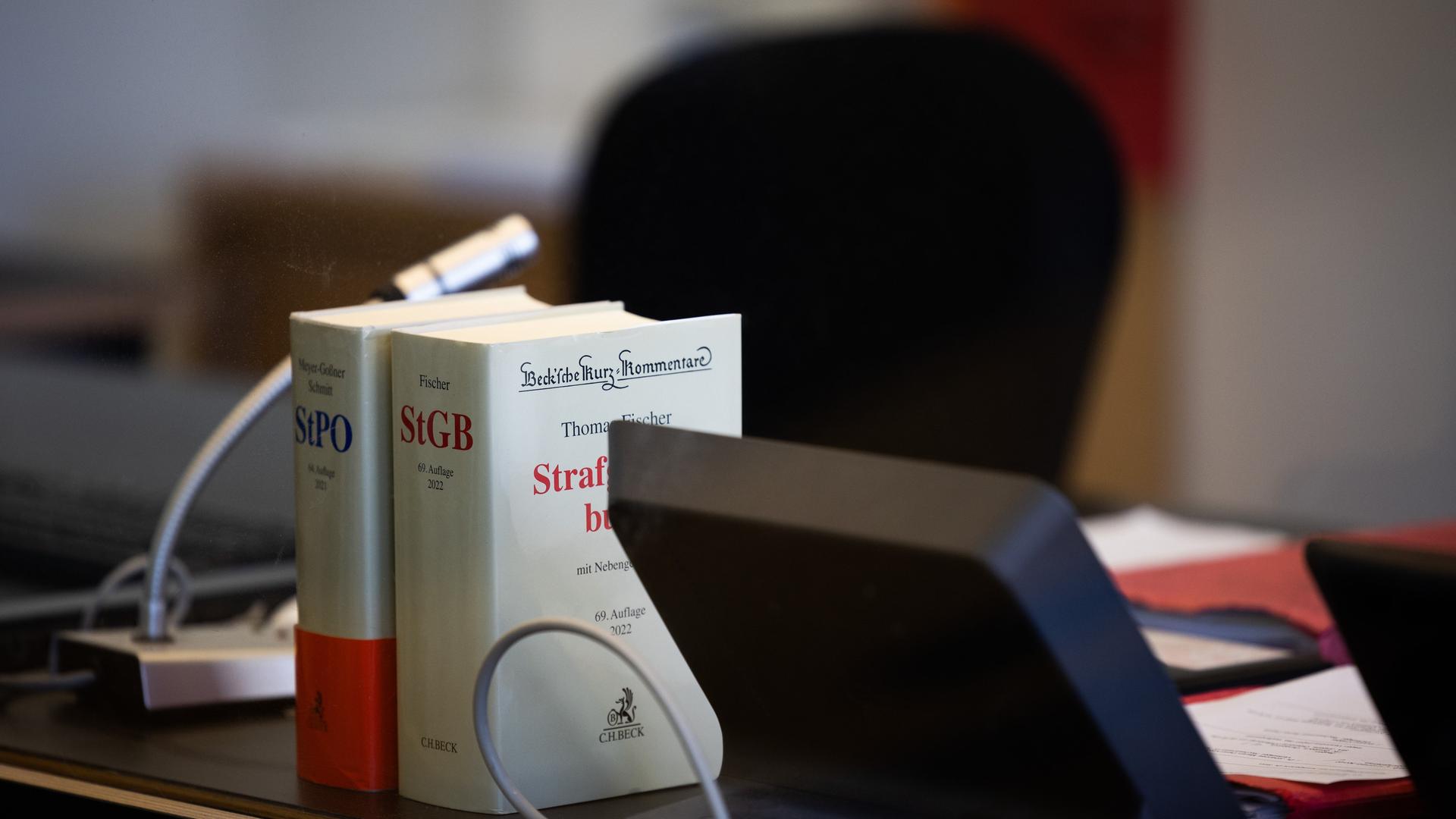 Eine Ausgabe vom Strafgesetzbuch (StGB) steht in einem Verhandlungssaal vom Amtsgericht Osnabrück. Ein Pfarrer muss sich verantworten wegen des Besitzes von Daten, die den sexuellen Missbrauch von Kindern zeigen. Bei einer Durchsuchung seiner Wohnung sollen Missbrauchs-Dateien in mittlerer vierstelliger Zahl aufgefunden worden sein. Eine Ausgabe vom Strafgesetzbuch (StGB) steht in einem Verhandlungssaal vom Amtsgericht Osnabrück. Ein Pfarrer muss sich verantworten wegen des Besitzes von Daten, die den sexuellen Missbrauch von Kindern zeigen. Bei einer Durchsuchung seiner Wohnung sollen Missbrauchs-Dateien in mittlerer vierstelliger Zahl aufgefunden worden sein.