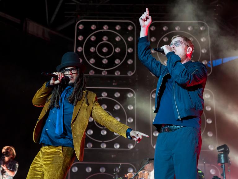 Frank A. Delle und Peter Fox von Seeed. Konzert von Seeed bei der 'Bam Bam'-Tour in Berlin, Parkbühne Wuhlheide,  09.08.2022.