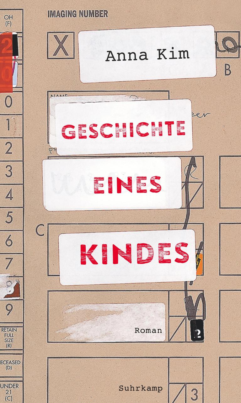 Auf dem Cover ist ein englischsprachiger Aktendeckel zu sehen. Darauf sind mit Klebestreifen der Autorinname und der Buchtitel vermerkt. Auf dem Cover ist ein englischsprachiger Aktendeckel zu sehen. Darauf sind mit Klebestreifen der Autorinname und der Buchtitel vermerkt.