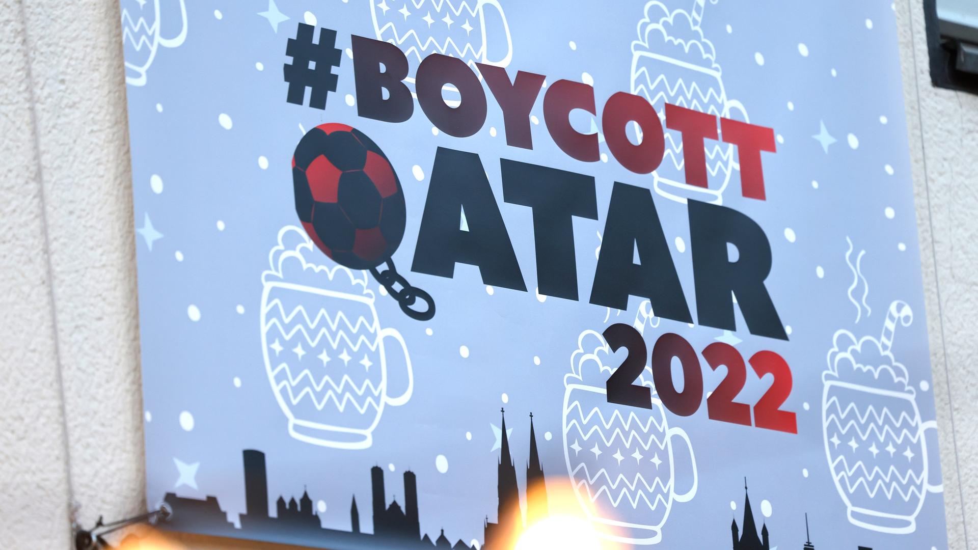 Ein Plakat an einem Brauhaus in Köln wirbt für den Boykott der Fußball-WM in Katar