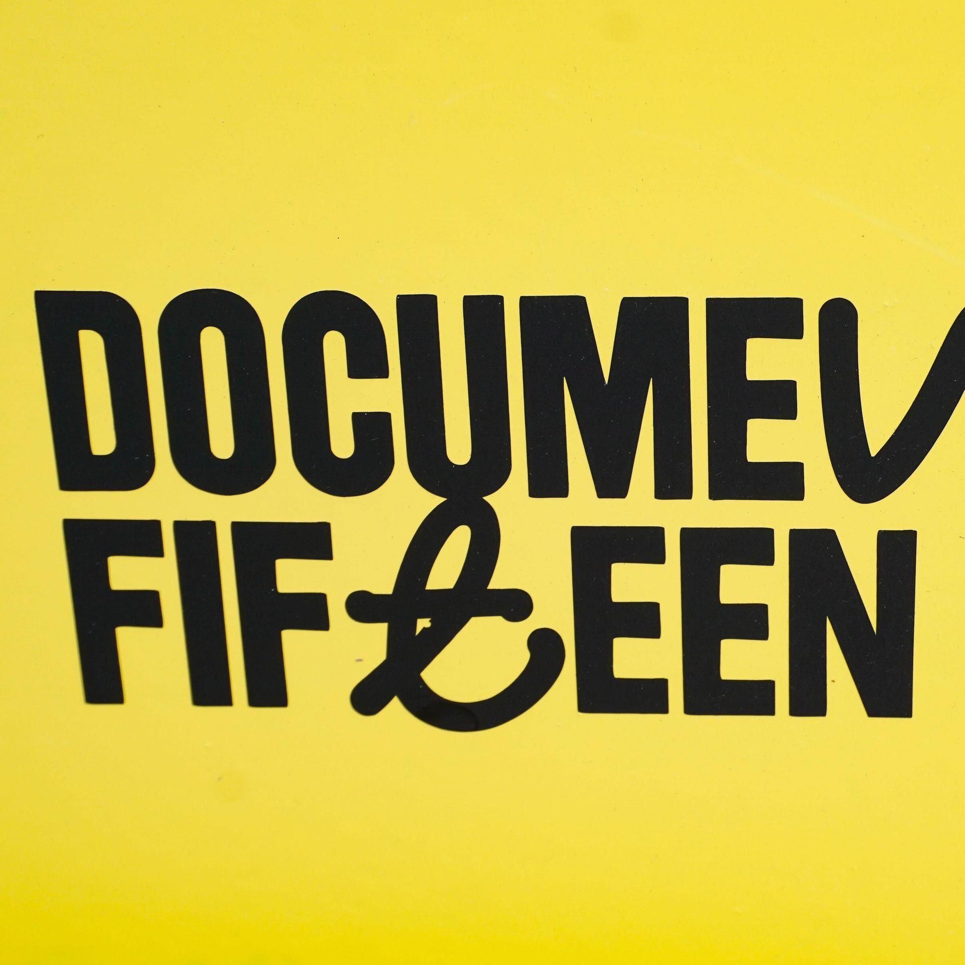 Ein gelbes Plakat mit der Aufschrift "Documenta Fifteen"