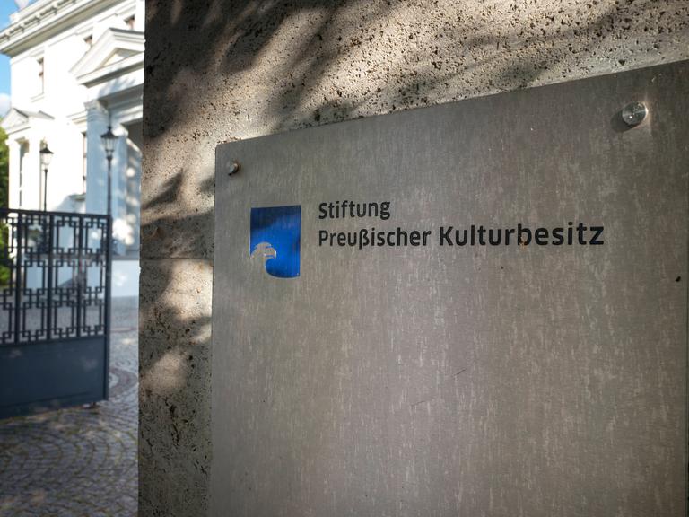 Schild vor dem Eingang der Hauptverwaltung der Stiftung Preußischer Kulturbesitz.