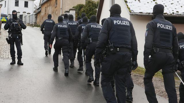Thüringen, Saaldorf: Einsatzkräfte der Polizei gehen zum Jagdschloss Waidmannsheil. Die Bundesanwaltschaft hat mehrere Menschen aus der sogenannten "Reichsbürgerszene" im Zuge einer Razzia festnehmen lassen.