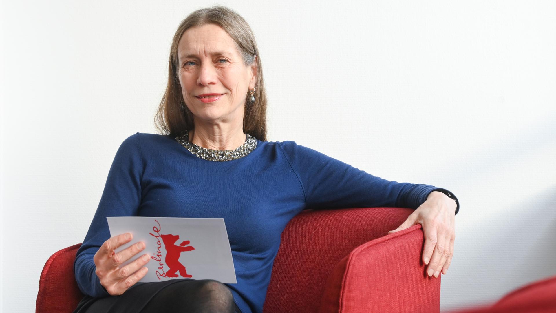 Die Geschäftsführerin der Berlinale, Mariette Rissenbeek, sitzt in einem roten Sessel Die Geschäftsführerin der Berlinale, Mariette Rissenbeek, sitzt in einem roten Sessel