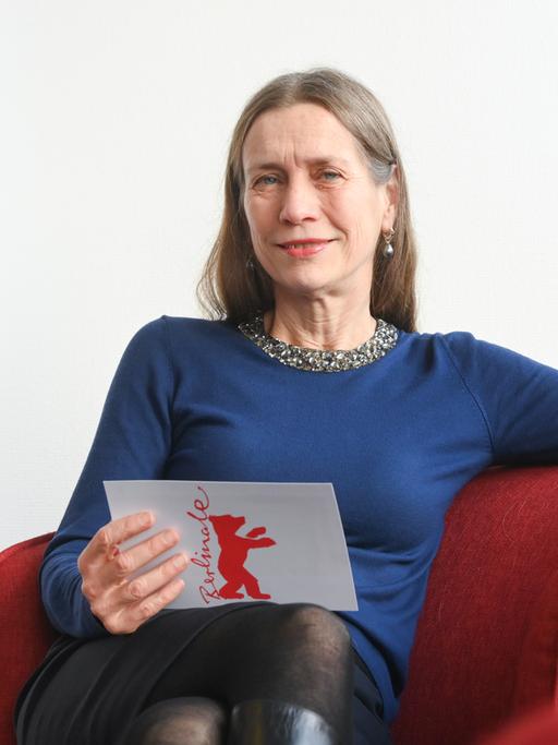 Die Geschäftsführerin der Berlinale, Mariette Rissenbeek, sitzt in einem roten Sessel 