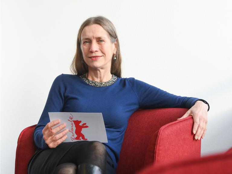 Die Geschäftsführerin der Berlinale, Mariette Rissenbeek, sitzt in einem roten Sessel 