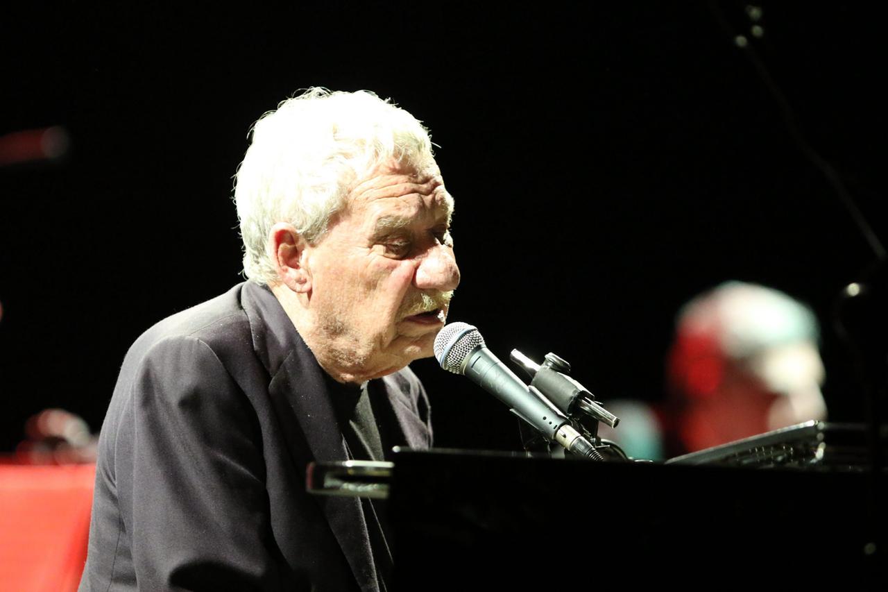 Der Sänger Paolo Conte bei einem Auftritt 2019 in Neapel. Der Sänger Paolo Conte bei einem Auftritt 2019 in Neapel.