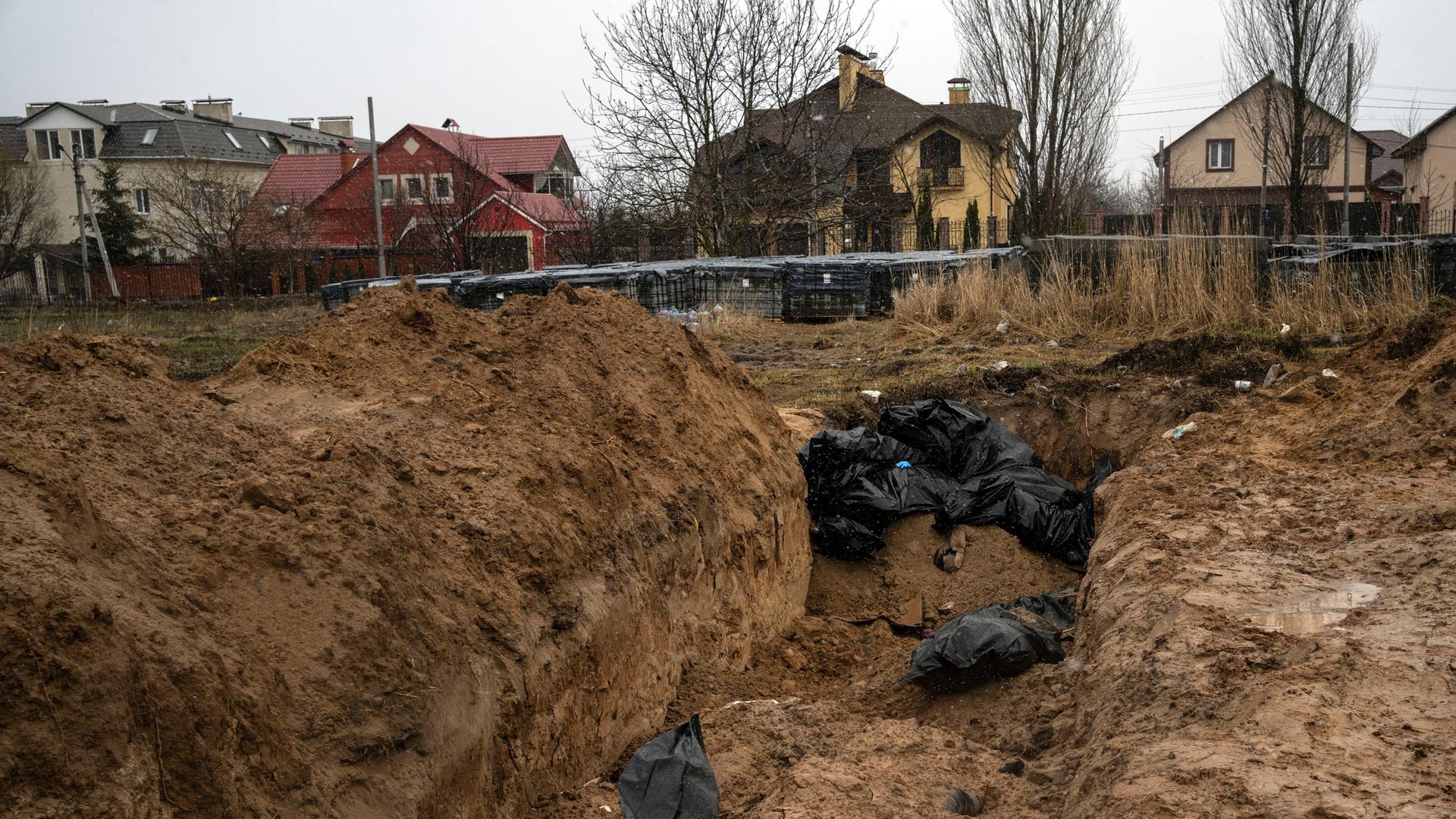 Leichensäcke in einem Massengrab im Kiewer Vorort Butscha. 
