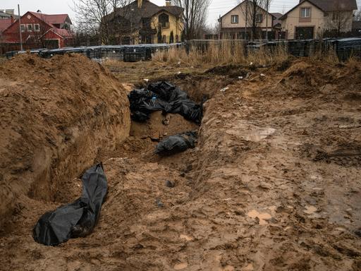 Leichensäcke in einem Massengrab im Kiewer Vorort Butscha. 