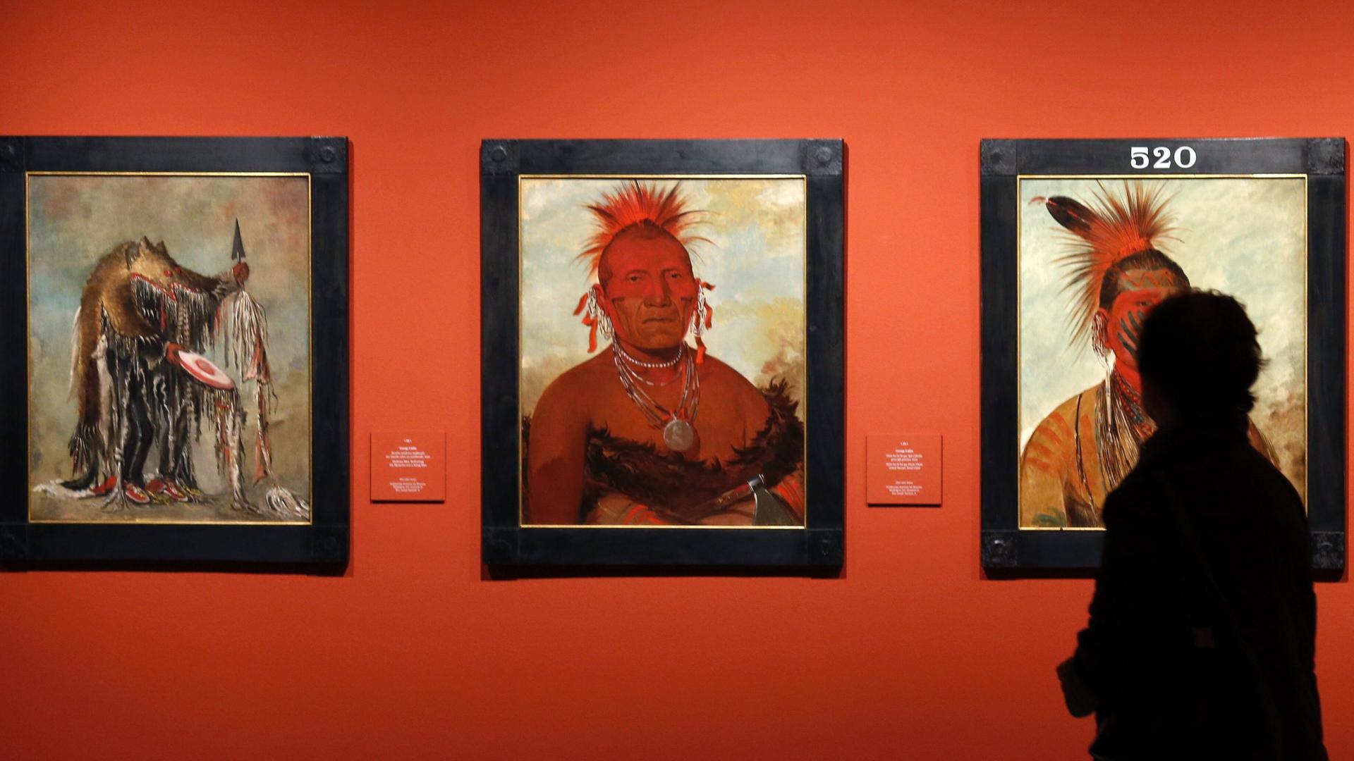 Werke von George Catlin hängen in einer Ausstellung in Madrid im Jahr 2015 an der Wand Werke von George Catlin hängen in einer Ausstellung in Madrid im Jahr 2015 an der Wand