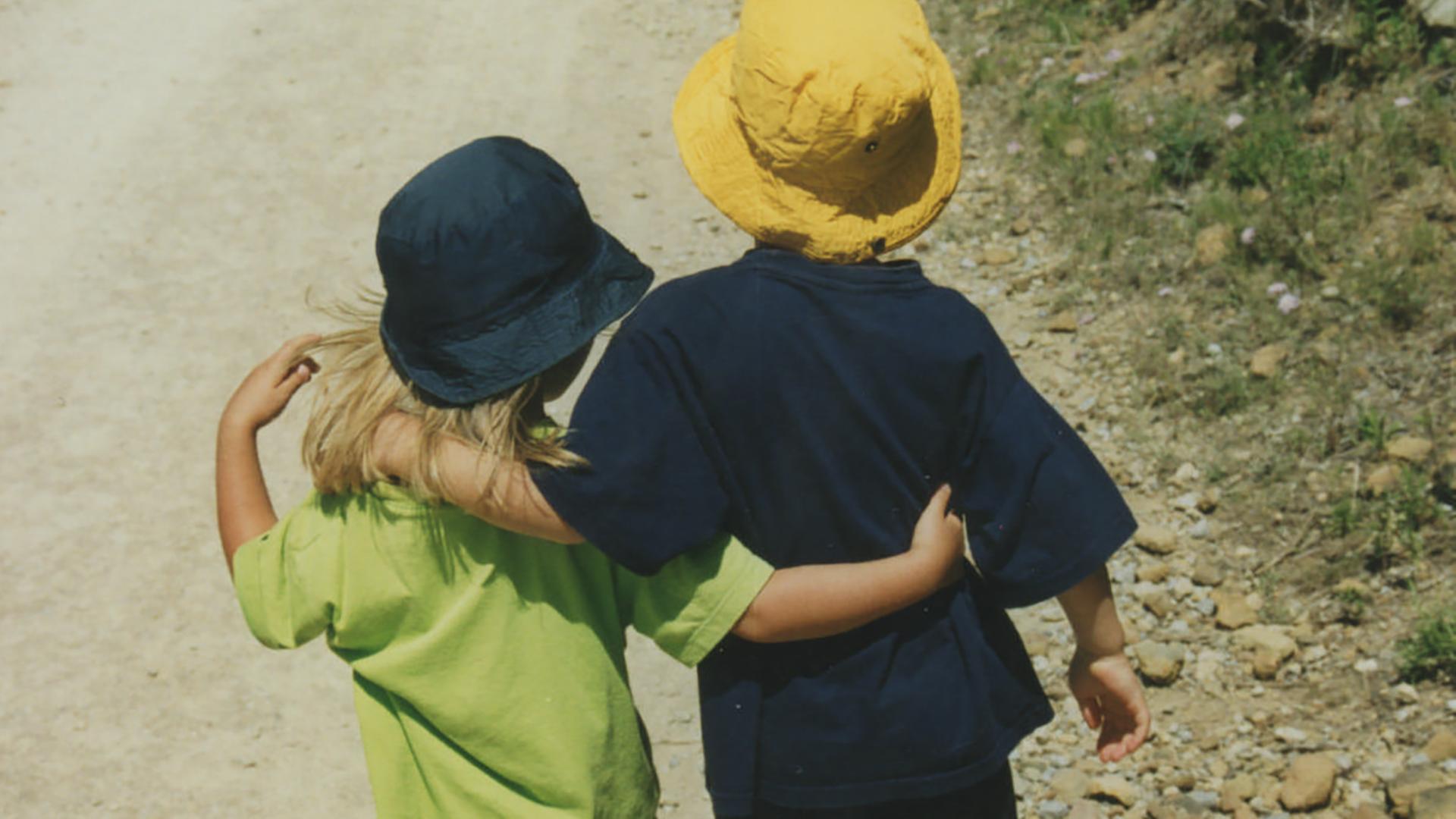Ein altes Kinderfoto von Vanessa und Philipp, sie laufen Arm in Arm einen Waldweg entlang. Ein altes Kinderfoto von Vanessa und Philipp, sie laufen Arm in Arm einen Waldweg entlang.